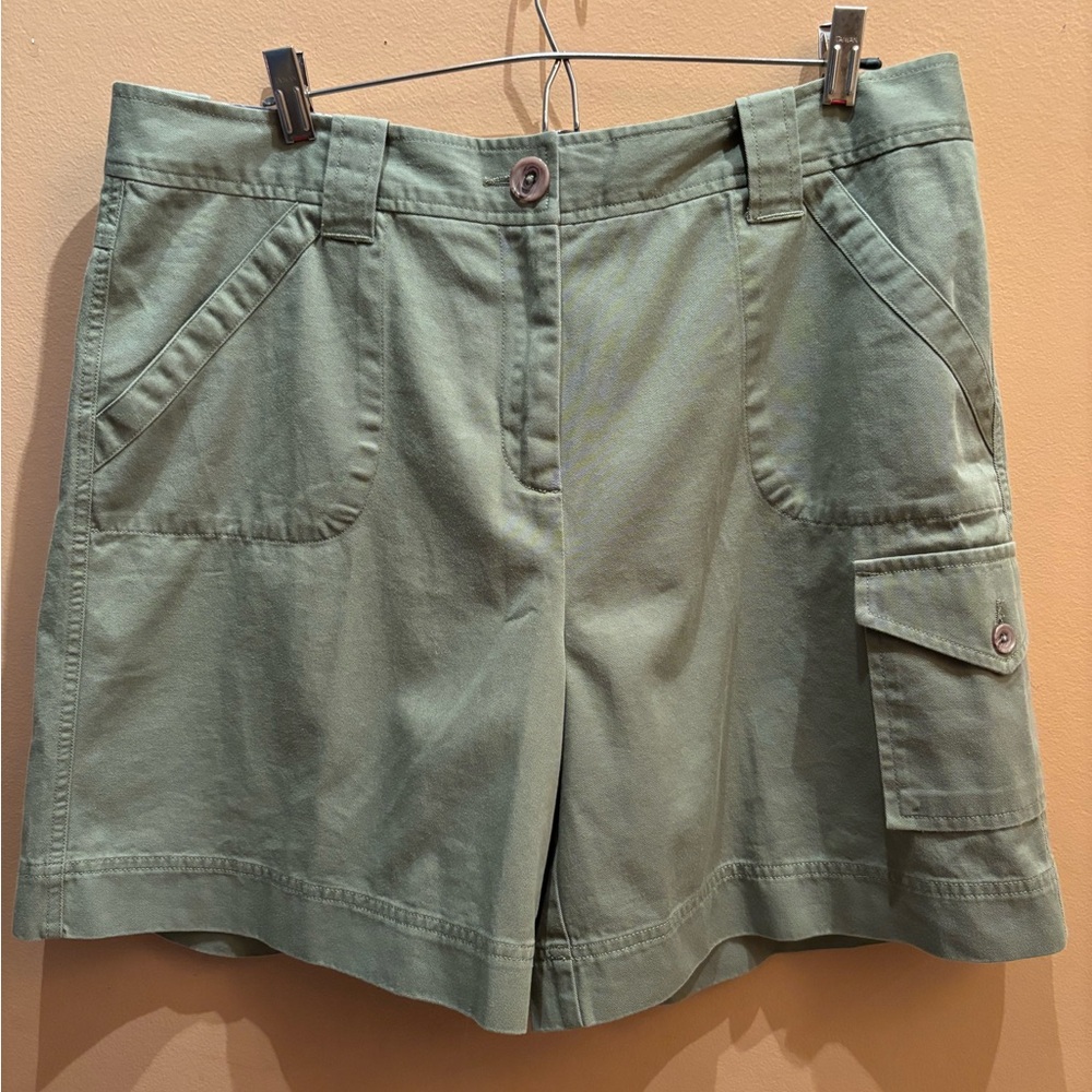 Van Heusen Bermuda cargo shorts in olive green Size 14 100% Cotton NWT